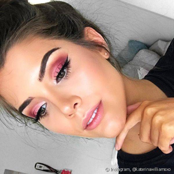 A sombra rosa com fundo avermelhado ? perfeita para maquiagens mais elaboradas de festa (Foto: Instagram @katerinawilliamsxo)